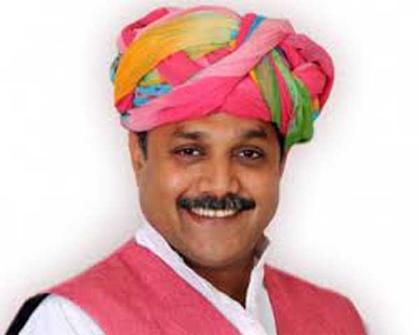 प्रियंका को ट्रेन का टिकट भेजने वाले भाजपा नेता डॉक्टर आत्महत्या मामले में गिरफ्तार